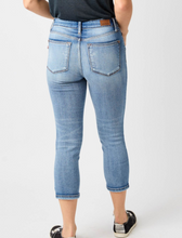 Load image into Gallery viewer, Judy Blue Mid-Rise Contrast Wash Capri
